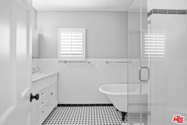 Building Photo - 329 N Swall Dr