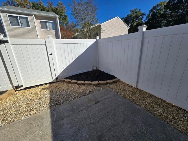 Building Photo - Wonderful 3 bedroom 1.5 bath Townhome in Williamsburg!