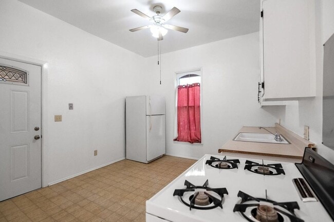 Building Photo - 1 bedroom 1 bath walking distance to downtown Hanford