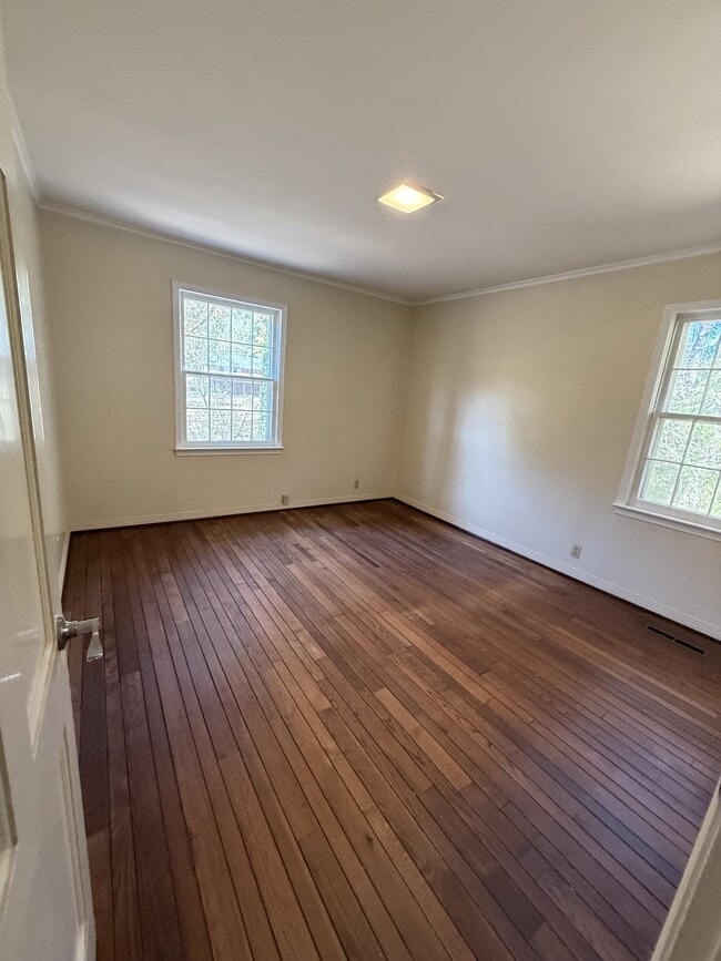 Building Photo - 565 Paris St