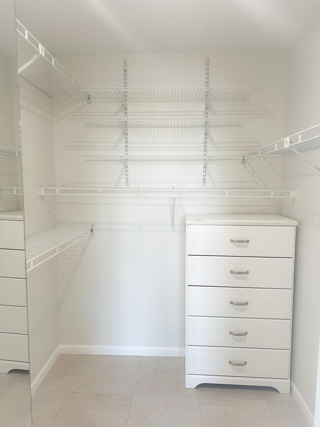 Building Photo - 2222 N Cypress Bend Dr