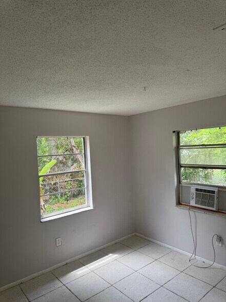 Building Photo - 2143 Laura Ln