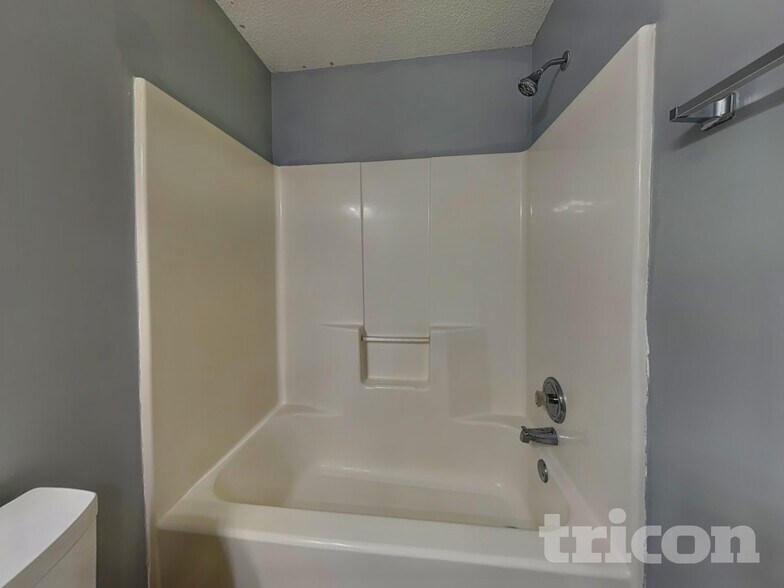 Building Photo - 245 Longview Dr