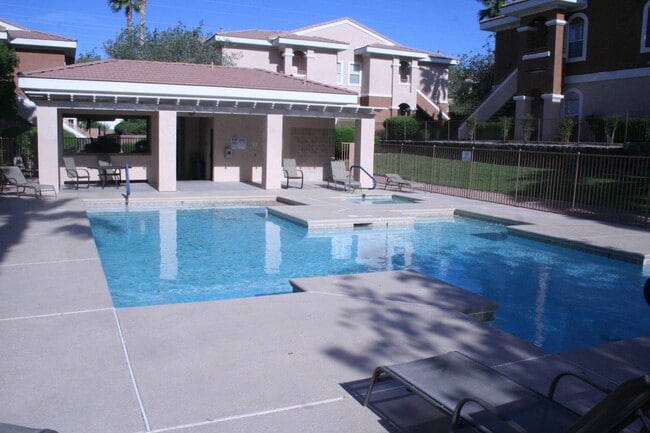 Building Photo - 2 Bed, 2 Bath, downstairs, 1 Story Unit, 1...