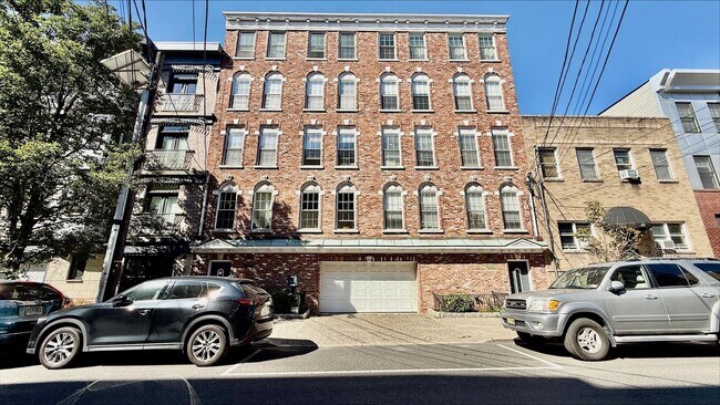 Building Photo - 610 Monroe St