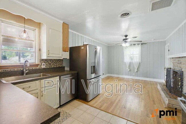 Building Photo - 4012 Nina Dr
