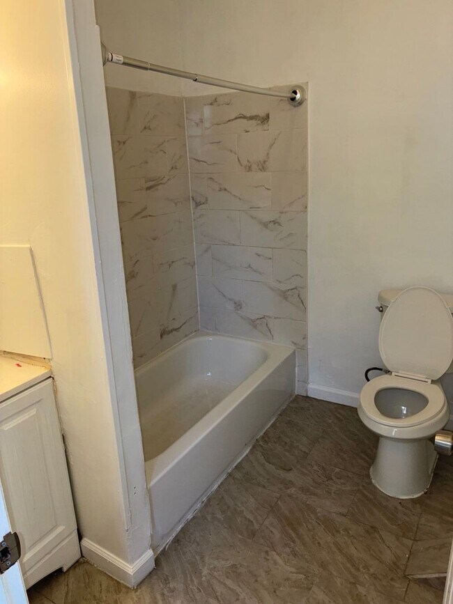 Building Photo - 2234 Henneman Ave