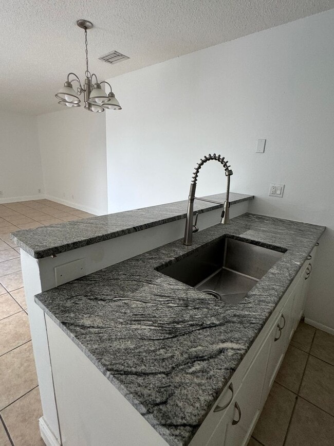 Building Photo - Garage Parking ** 2 Bedroom 1 Bath ** Offe...