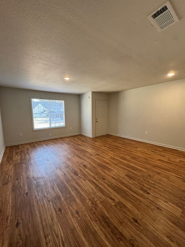 Building Photo - REMODELED 2 BED / 1 Bath Apartment in Truman.  READY NOW!