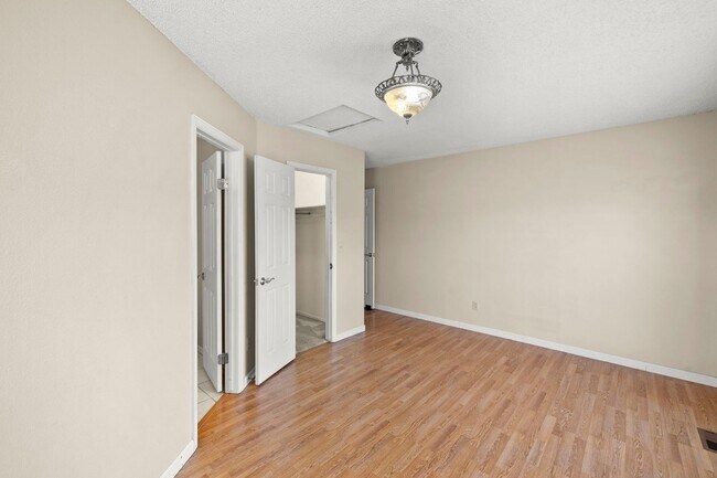 Building Photo - 977 Columbine Ave