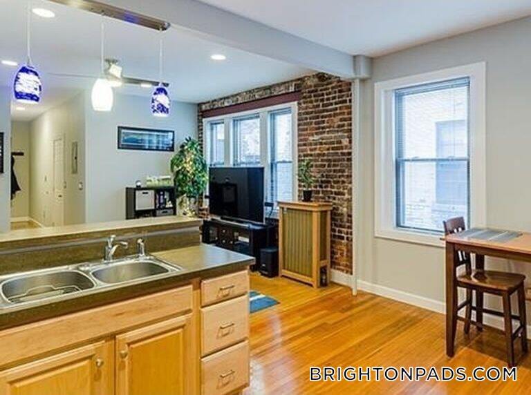 Building Photo - 1872 Commonwealth Ave