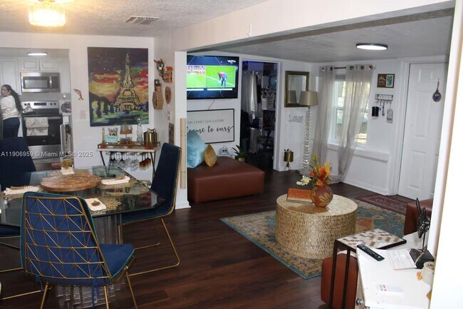 Building Photo - 2425 SE 10th Ave