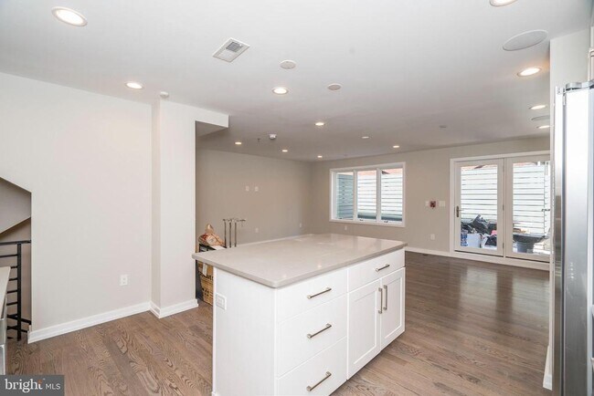 Building Photo - 1701 Bainbridge St