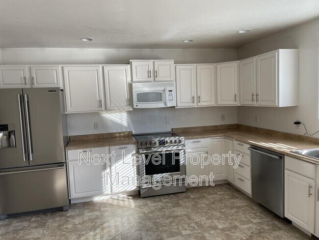 Building Photo - 735 7th Ave E