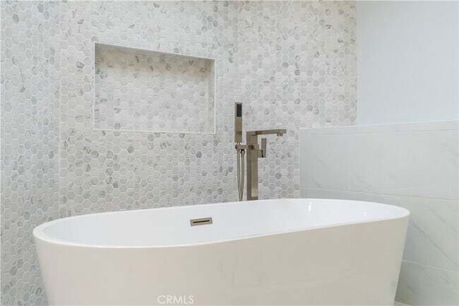 Building Photo - 633 Vista Bonita