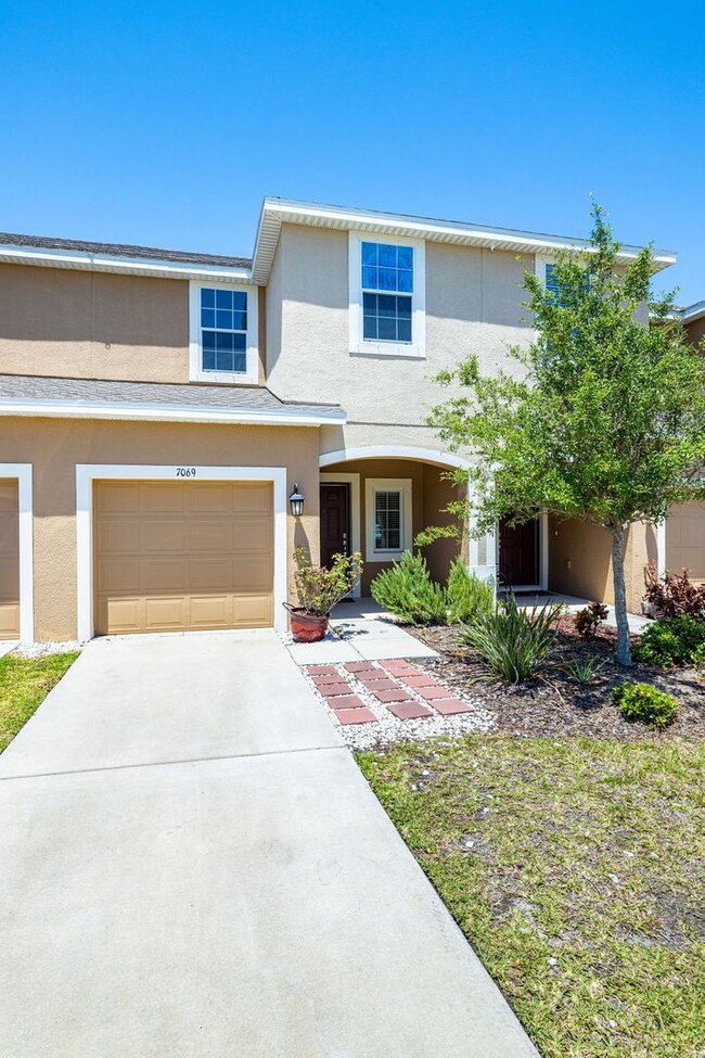 Building Photo - Beautiful Riverview Townhome