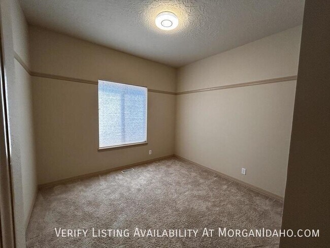 Building Photo - 2330 W Trestle Dr
