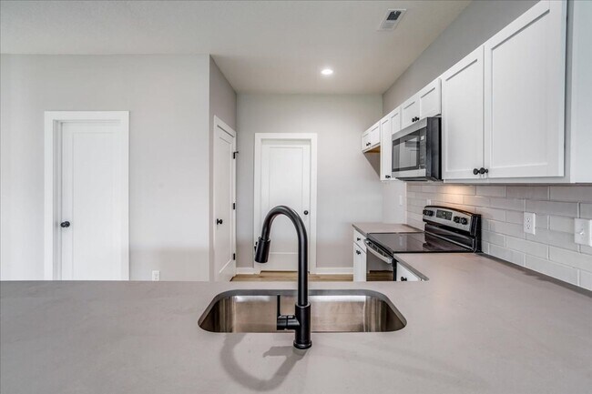 Building Photo - Cypress Glenn Oliver