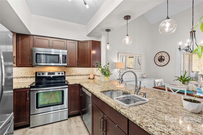 Building Photo - 19843 Henderson Rd