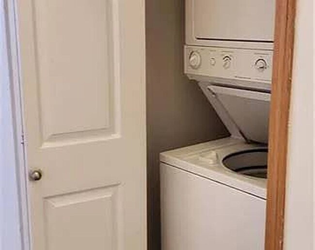 Building Photo - 2-Bedroom Townhouse Available for Rent!