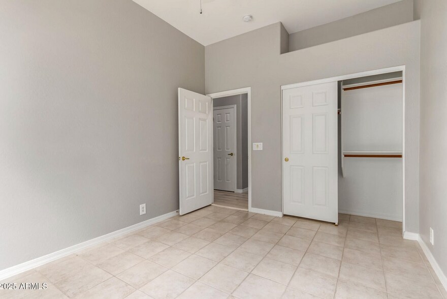 Building Photo - 1515 N Los Alamos Cir