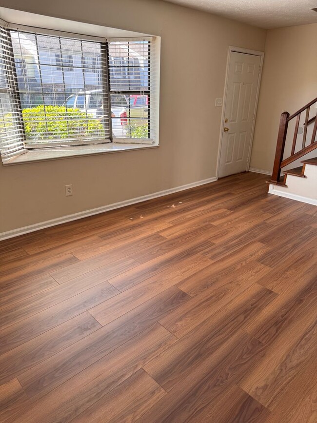 Building Photo - 3 Bedroom || 2.5 Bathroom Townhouse