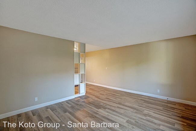 Building Photo - 2320 De La Vina St