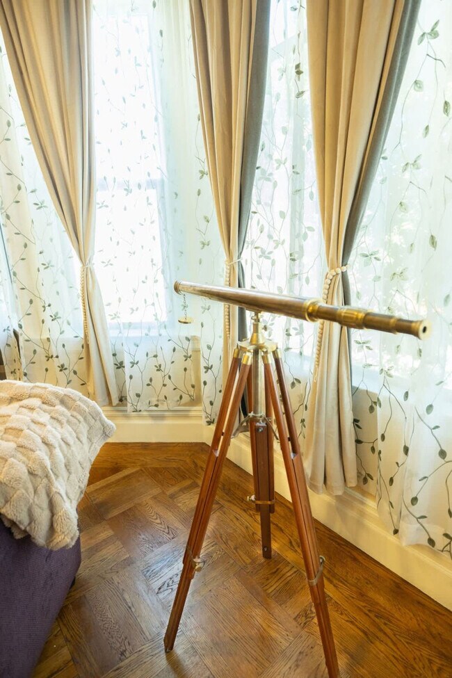 Building Photo - 1107 Broadway-SI ID1309749P