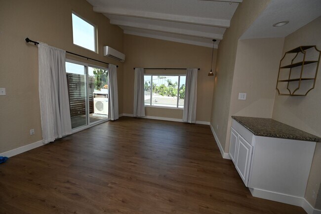 Building Photo - 4672-76LB