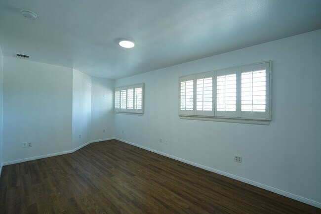 Building Photo - 220 Lilac Ct