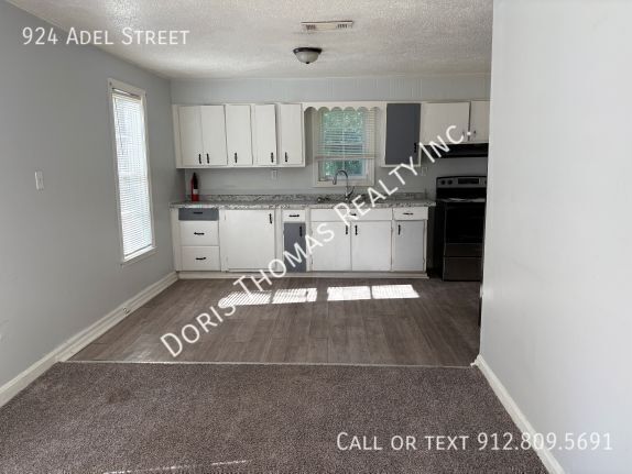 Building Photo - 924 Adel St