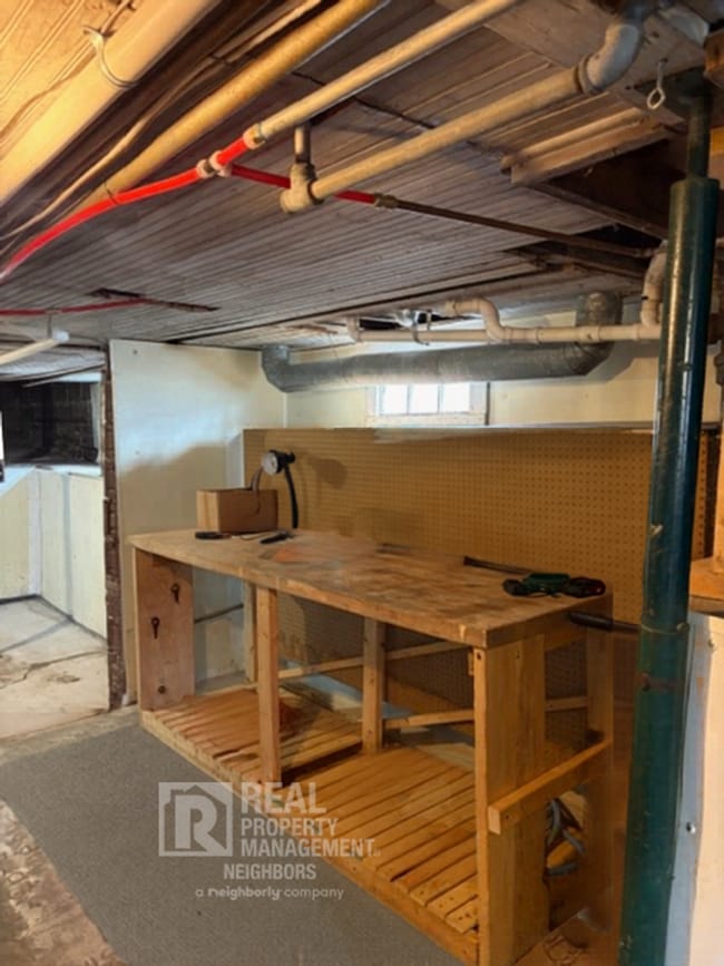 Building Photo - Welcome to Spacious 4 Bedroom, 1 Bathroom Holland Home