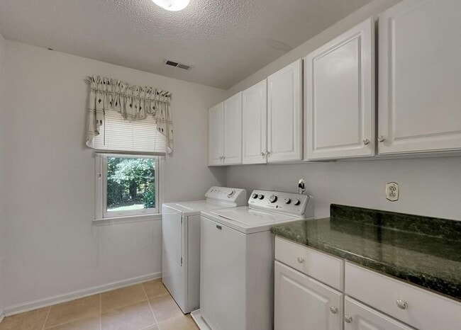 Building Photo - Beaver Creek Condo Enjoy Living at it's Fi...