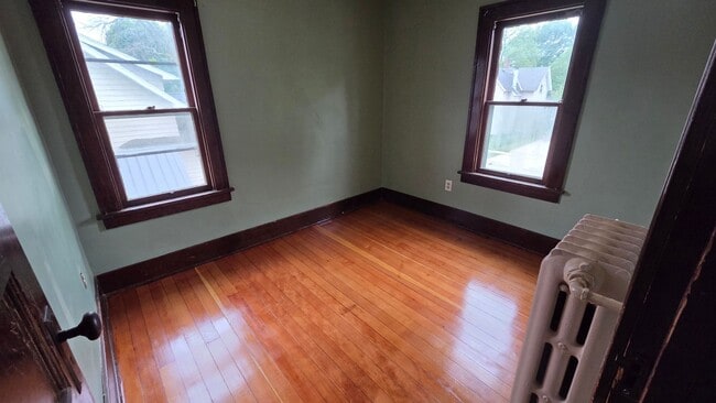Building Photo - 4 bed 2 bath home