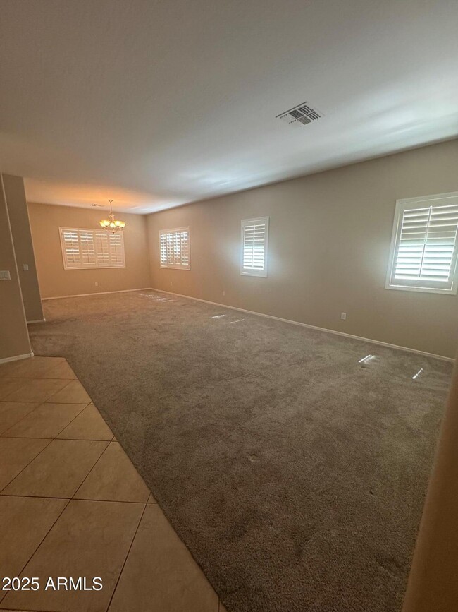 Building Photo - 1359 E Parkview Dr