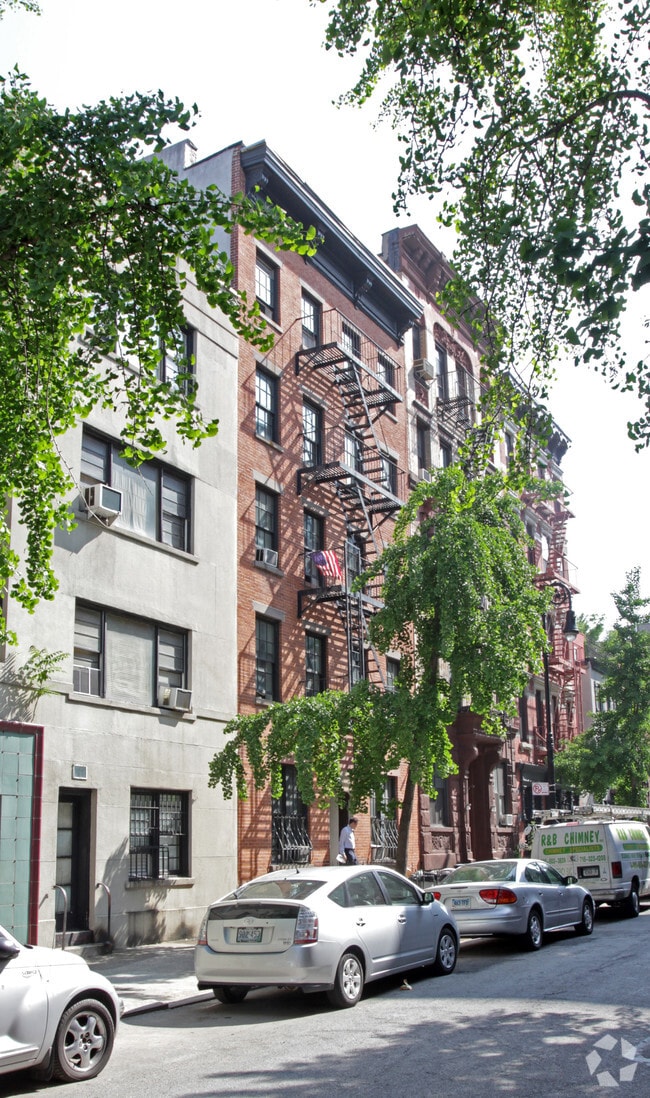 Building Photo - 99 Perry St