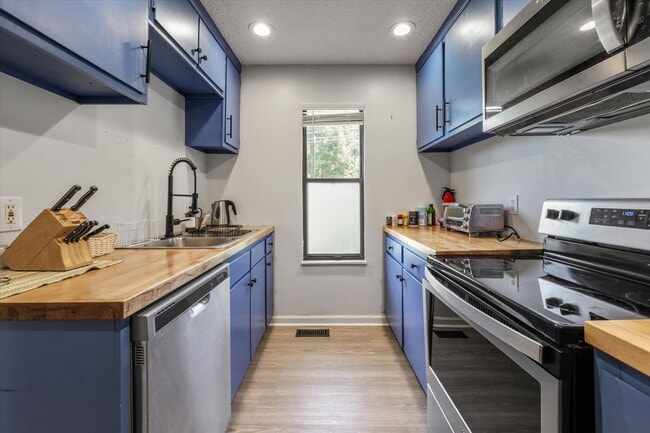 Building Photo - 621 Idlewood Ln