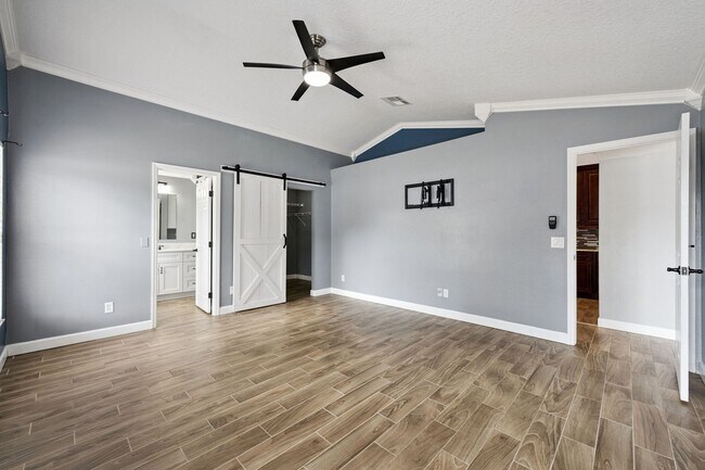 Building Photo - Fully renovated and updated 3/2/2 home with HUGE fenced yard in East Orlando