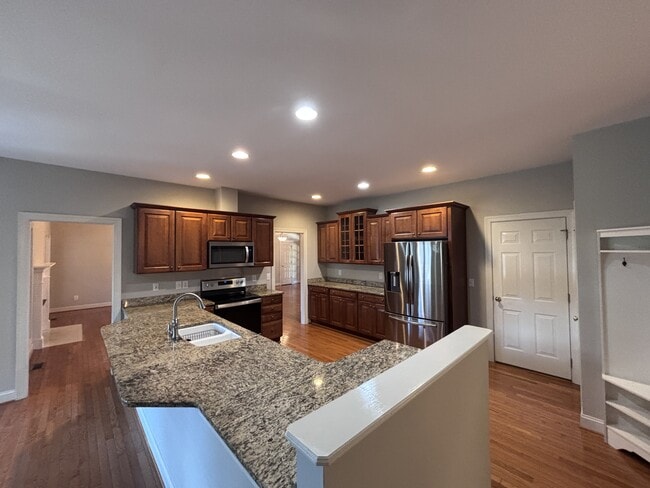 Building Photo - 420 Lake Forest Dr SE
