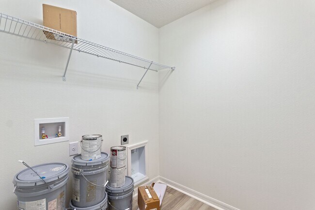 Building Photo - Beautiful Newer Build! Pet-Friendly 4-Bedr...