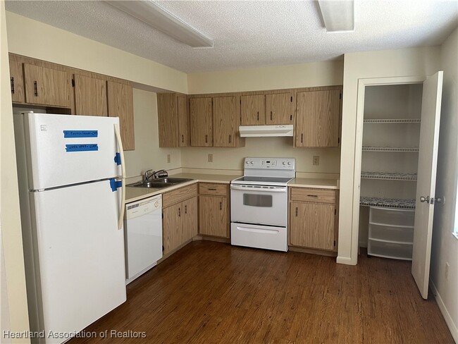 Building Photo - 7420 Valencia Rd