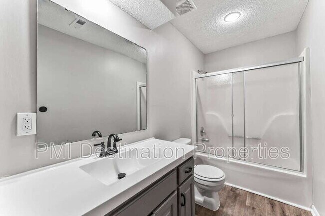 Building Photo - 1322 N Harvey Dr