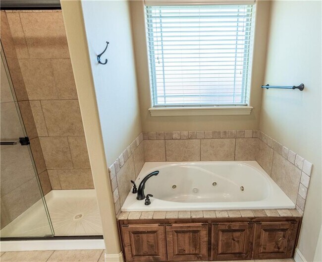 Building Photo - 5702 S 66th St