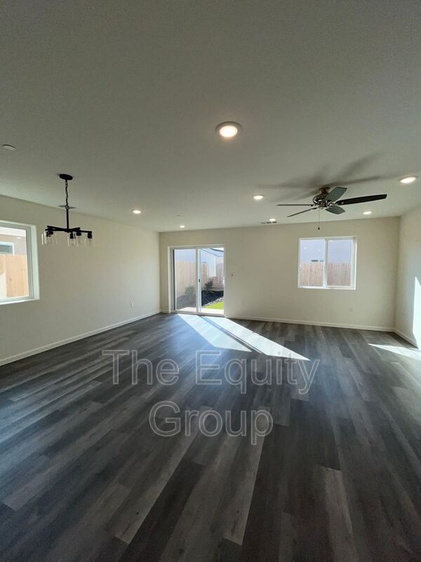 Building Photo - 7031 W Wren Ave