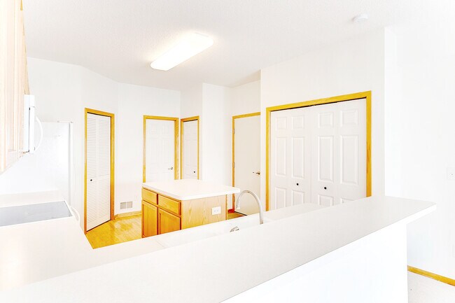 Building Photo - 1968 Bluestem Ln