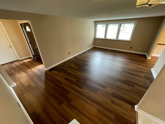 Building Photo - Nice split level home with garage and fenced backyard, Virtual Tour!