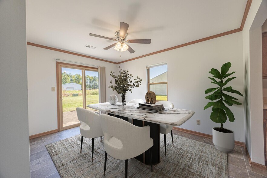 Building Photo - 10896 Oak Blvd