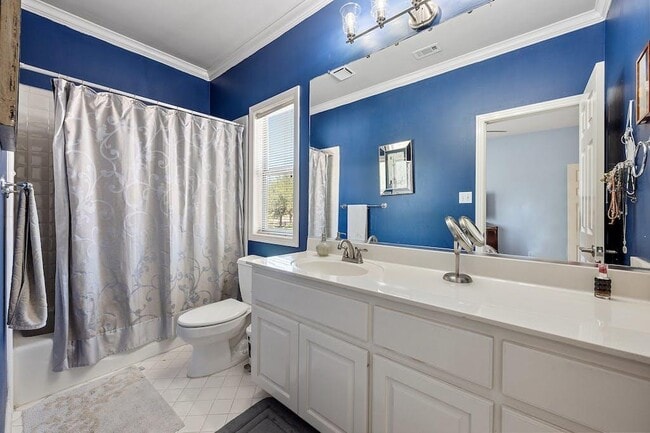 Building Photo - 1207 Lakeway Dr