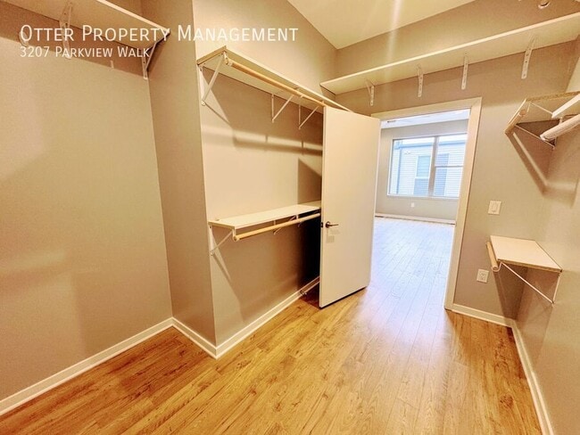 Building Photo - 3207 Parkview Walk