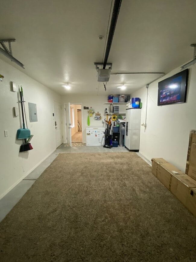 Building Photo - 3045 Palisades Dr